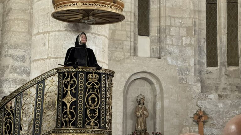Actriz en el escenario durante la escenificación de Juana I de Castilla