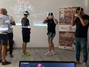 Participantes en taller de espeleología con gafas 3D en La Moraleja