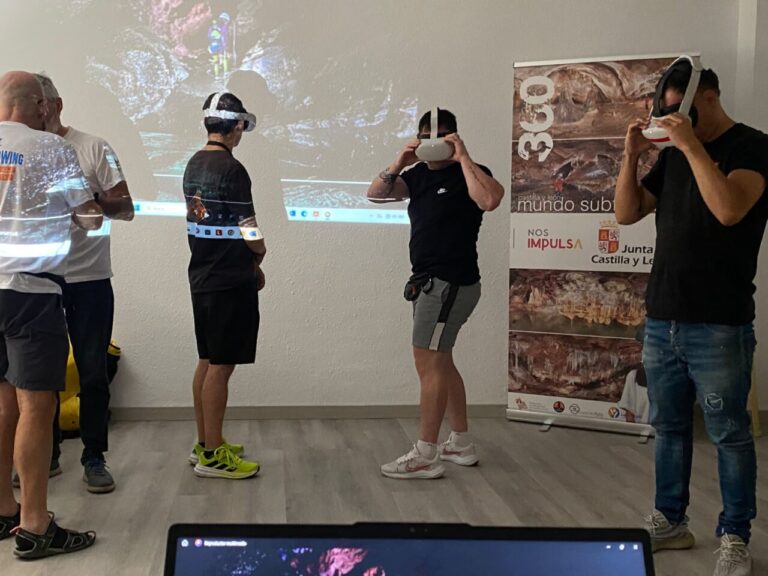 Participantes en taller de espeleología con gafas 3D en La Moraleja