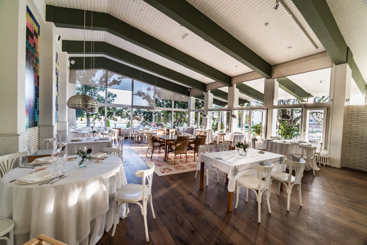 Interior del restaurante Estrella Bajo Carrión con mesas y sillas elegantes