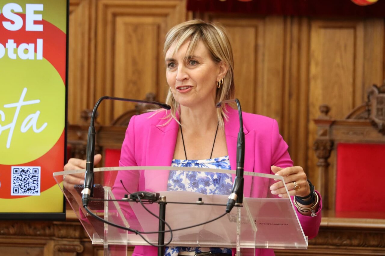 Eva Villaver presentando el programa del eclipse en Palencia