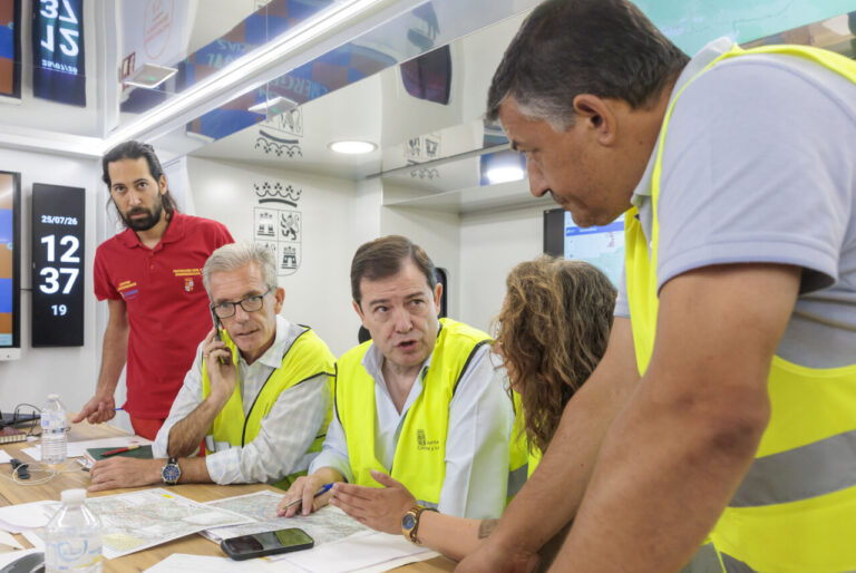 Reunión de autoridades durante la evacuación por incendio en Burgohondo