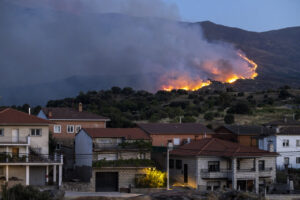 Incendio forestal en Palencia con casas en primer plano