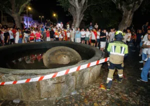 Bomberos y multitud en la Glorieta del Árbol Gordo tras un accidente