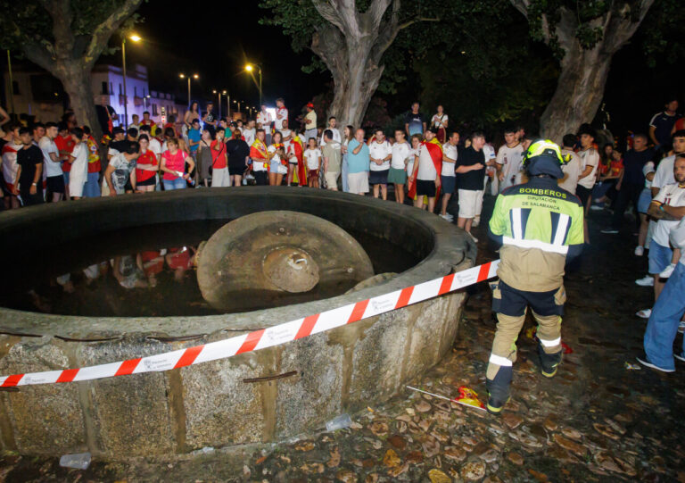 Bomberos y multitud en la Glorieta del Árbol Gordo tras un accidente