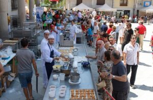 Personas disfrutando de la Feria Buen Rato en Baltanás con actividades culinarias