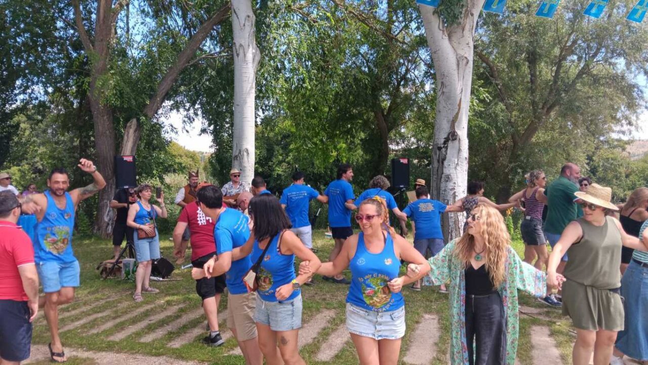 Grupo de personas bailando en la Fiesta Asturiana de Husillos