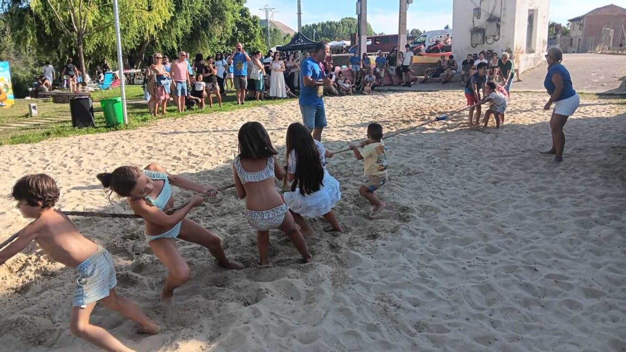 Niños jugando en la arena durante la Fiesta Asturiana de Husillos