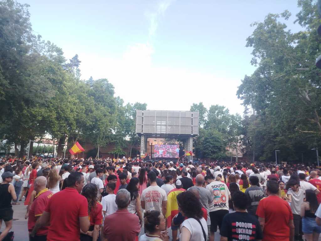 Multitud de aficionados celebrando en el parque durante el Mundial de fútbol