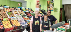 Frutería Manolo con variedad de frutas frescas y personal amable.