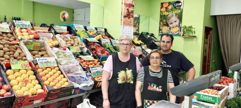 Frutería Manolo con variedad de frutas frescas y personal amable.