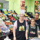 Frutería Manolo con variedad de frutas frescas y personal amable.