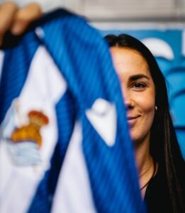 Ainoa Campo mostrando la camiseta de la Real Sociedad de fútbol femenino