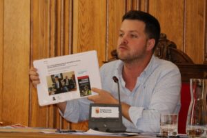 Un portavoz socialista presenta un documento en un debate en Palencia