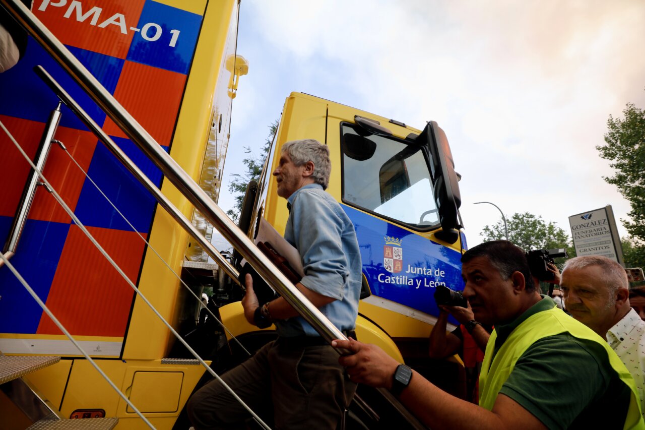 El ministro del Interior subiendo a un vehículo de emergencia durante un incendio