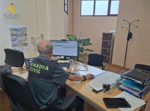 Agente de la Guardia Civil trabajando en un caso de estafa