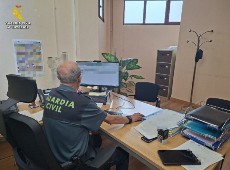 Agente de la Guardia Civil trabajando en un caso de estafa