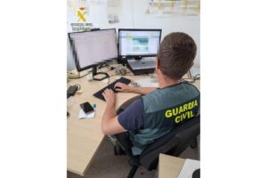 Agente de la Guardia Civil trabajando en un caso de fraude