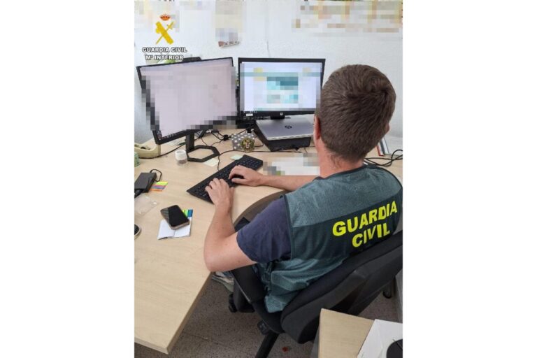 Agente de la Guardia Civil trabajando en un caso de fraude
