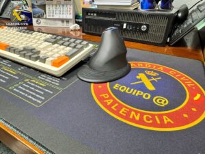 Teclado y ratón sobre la mesa de trabajo de la Guardia Civil en Palencia