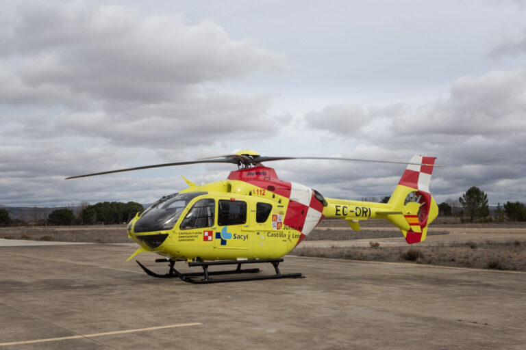 Helicóptero sanitario del Sacyl en una base de Palencia