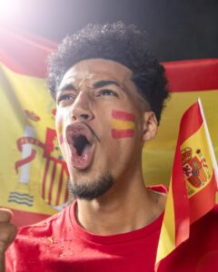 Hombre emocionado con la bandera de España en un evento deportivo