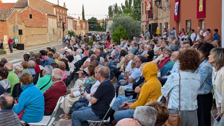 Vecinos de Husillos reunidos en una representación histórica al aire libre