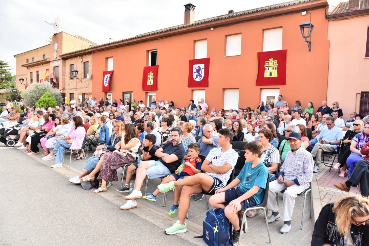 Vecinos de Husillos reunidos durante un evento histórico al aire libre