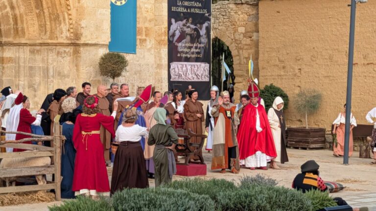Representación histórica en Husillos con vecinos y trajes tradicionales