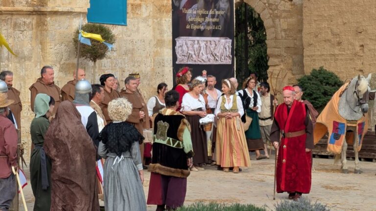 Vecinos de Husillos recreando escenas históricas en un evento comunitario