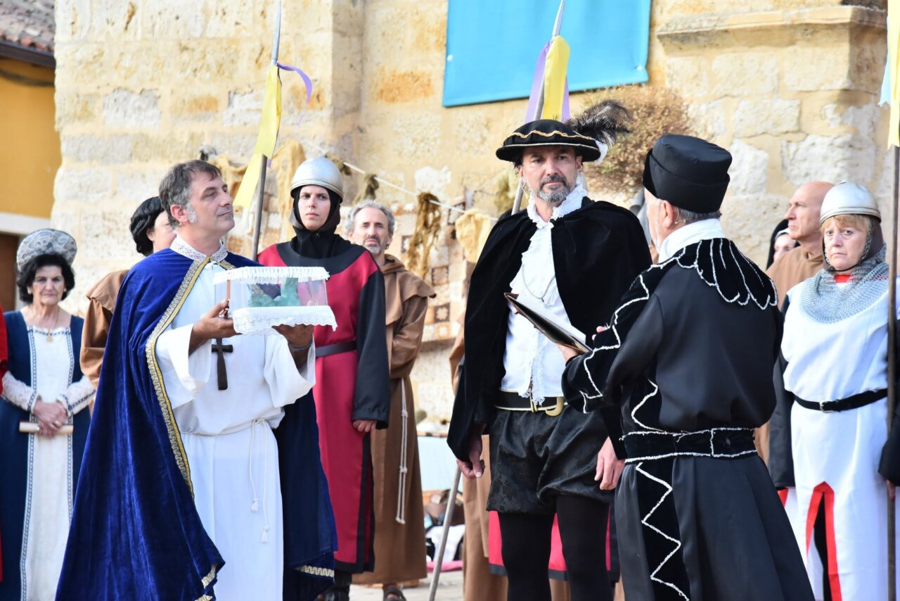 Vecinos de Husillos recrean escenas históricas en un evento cultural