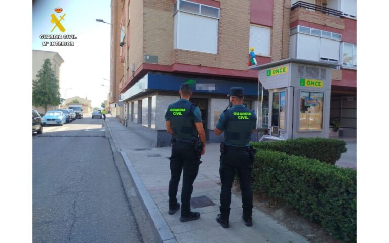 Guardia Civil observando un cajero automático en Venta de Baños.
