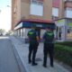 Guardia Civil observando un cajero automático en Venta de Baños.