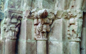 Detalle de la iglesia románica de Santa María la Real en Cillamayor