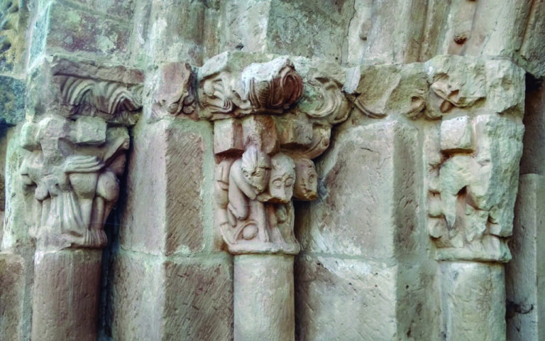 Detalle de la iglesia románica de Santa María la Real en Cillamayor