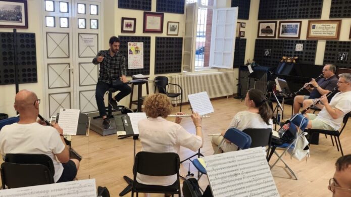 Ignacio Rincón dirigiendo a la Banda Municipal de Música en Palencia
