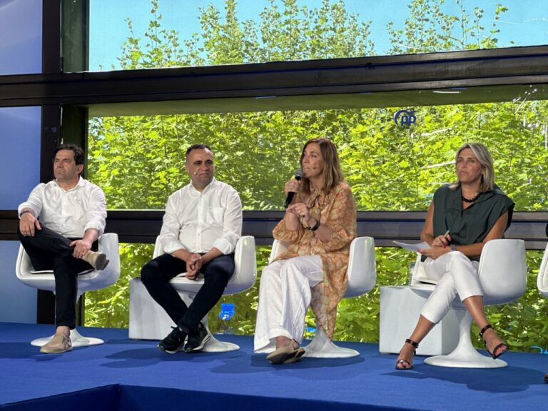Ángeles Armisén hablando en un foro del Partido Popular sobre financiación local.