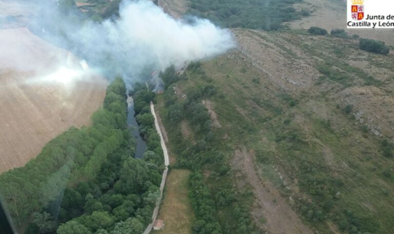 Vista aérea de un incendio forestal en Barcenilla de Pisuerga