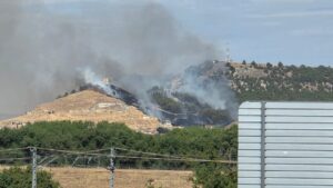 Vista de un incendio que amenaza bodegas y telégrafo en Tariego de Cerrato