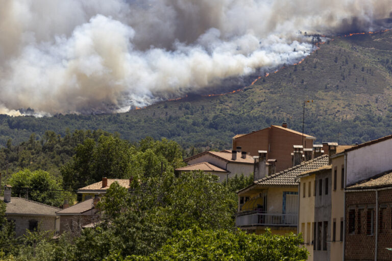 Vista de un incendio forestal en Burgohondo, Ávila, con humo y llamas visibles.