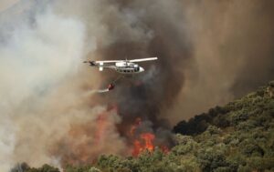 Helicóptero apagando un incendio forestal en Fermoselle, Zamora.