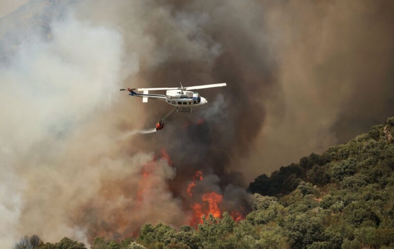 Helicóptero apagando un incendio forestal en Fermoselle, Zamora.