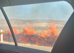 Vista de un incendio forestal en Villamartín desde un vehículo.