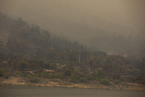 Vista de un incendio forestal en Hoyo de Pinares y Burgohondo