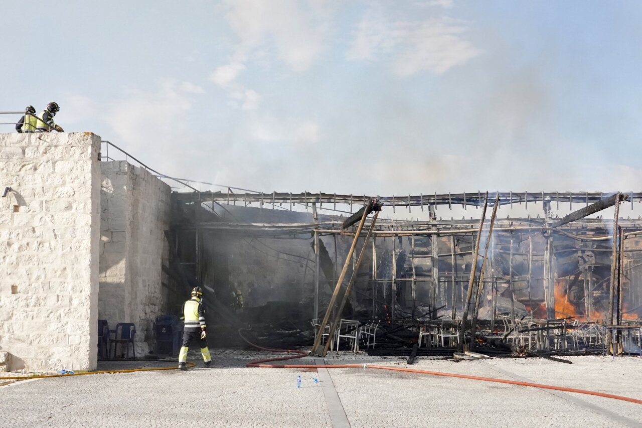 Bomberos trabajando en la extinción de un incendio en Íscar