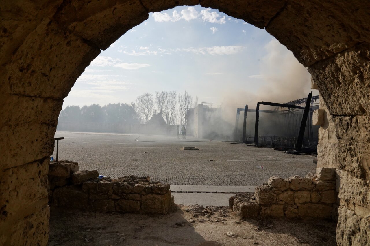 Vista del incendio en Íscar con humo y estructuras dañadas