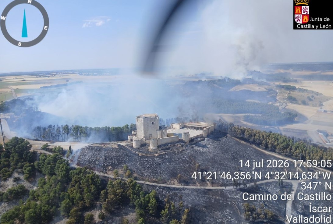 Vista aérea del incendio en Íscar junto al castillo y el centro de visitantes