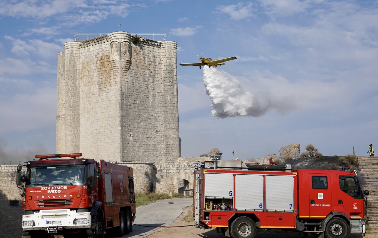 Avión apagafuegos sobre el castillo de Íscar durante un incendio