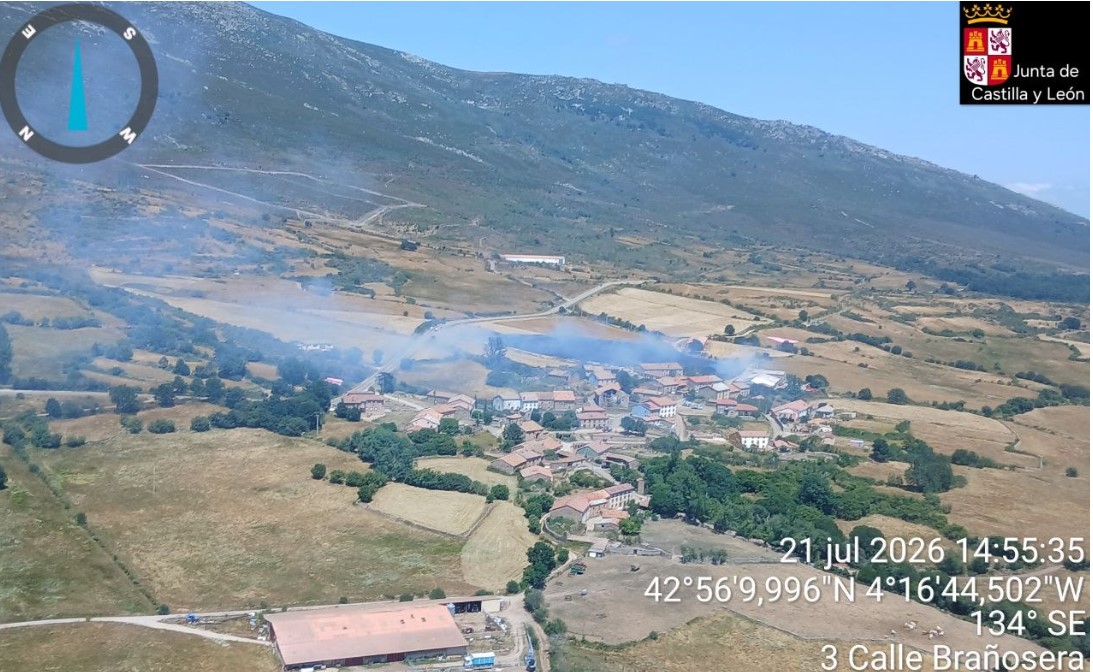 Vista aérea del incendio en Salcedillo, Brañosera con humo en el paisaje