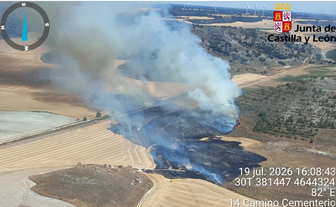 Vista aérea de un incendio forestal en Soto de Cerrato